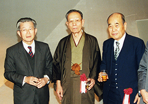 写真①001215「島岡達三先生作陶品展」右より島岡達三先生,中澤三知彦氏,内藤喜之学長（当時）.jpg