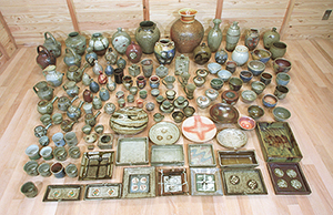 写真④中澤三知彦さんから寄贈された島岡達三さんの陶芸作品(最大の灰被の壺は島岡さんからの寄贈).jpg